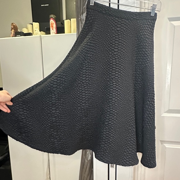 Black High Waist Skirt Midi Circle Textured Fabric Swing XS Small EUC Chic Light - Picture 7 of 8